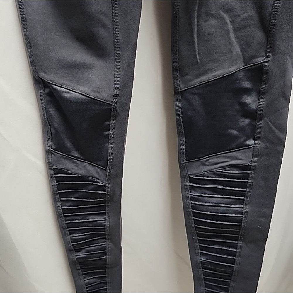 ALO YOGA  Moto Sport Leggings with Mesh Panels in Anthracite Sz XS - Picture 5 of 13
